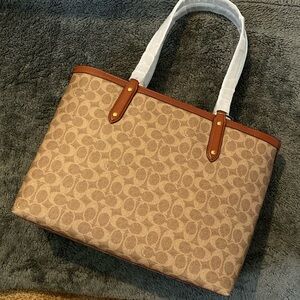 BRAND NEW W/TAGS! Coach Signature Central Tote Zipper - tan/rust